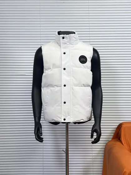 工厂 Canada Goose/加拿大鹅Garson羽绒马甲 (黑标) 一直是被公认为最保暖的羽绒服,各种各路ins红人、网红、明星也时长穿他街拍.每年都有做Canada Goose,却依旧无法摆脱对大鹅的喜爱,再寒冷的多天都不需要怕,因为有大鹅!内填充90%白鸭绒,加拿大鹅是传说中最保暖的羽绒服,号称北极户外运动必备品!全球爆热第一的羽绒服,各大明星争相抢购,人手必备! 一2XL 颜色:黑色,深蓝,深灰,米白,纯白